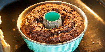 How do I know when my cake is ready to take out of the oven? 